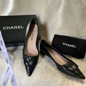 CHANEL Black Quilted Pointed-Toe Leather Flats with CC Logo
